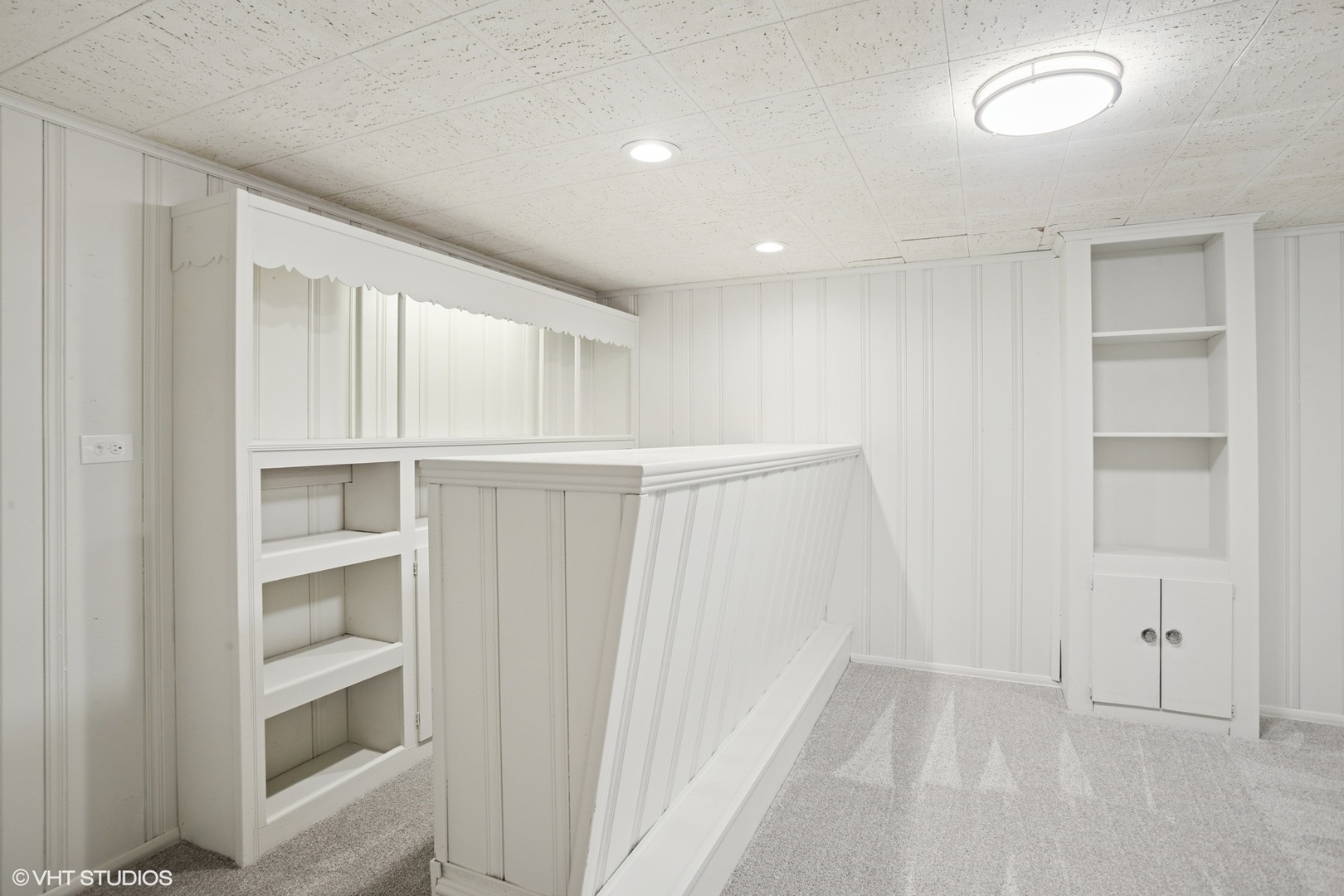 43 N Mount Des Plaines, IL 60016 - Photo 14 of 25 a view of an empty room with a window