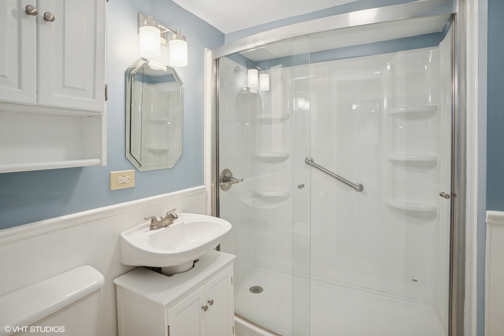 43 N Mount Des Plaines, IL 60016 - Photo 18 of 25 a bathroom with a sink toilet and shower