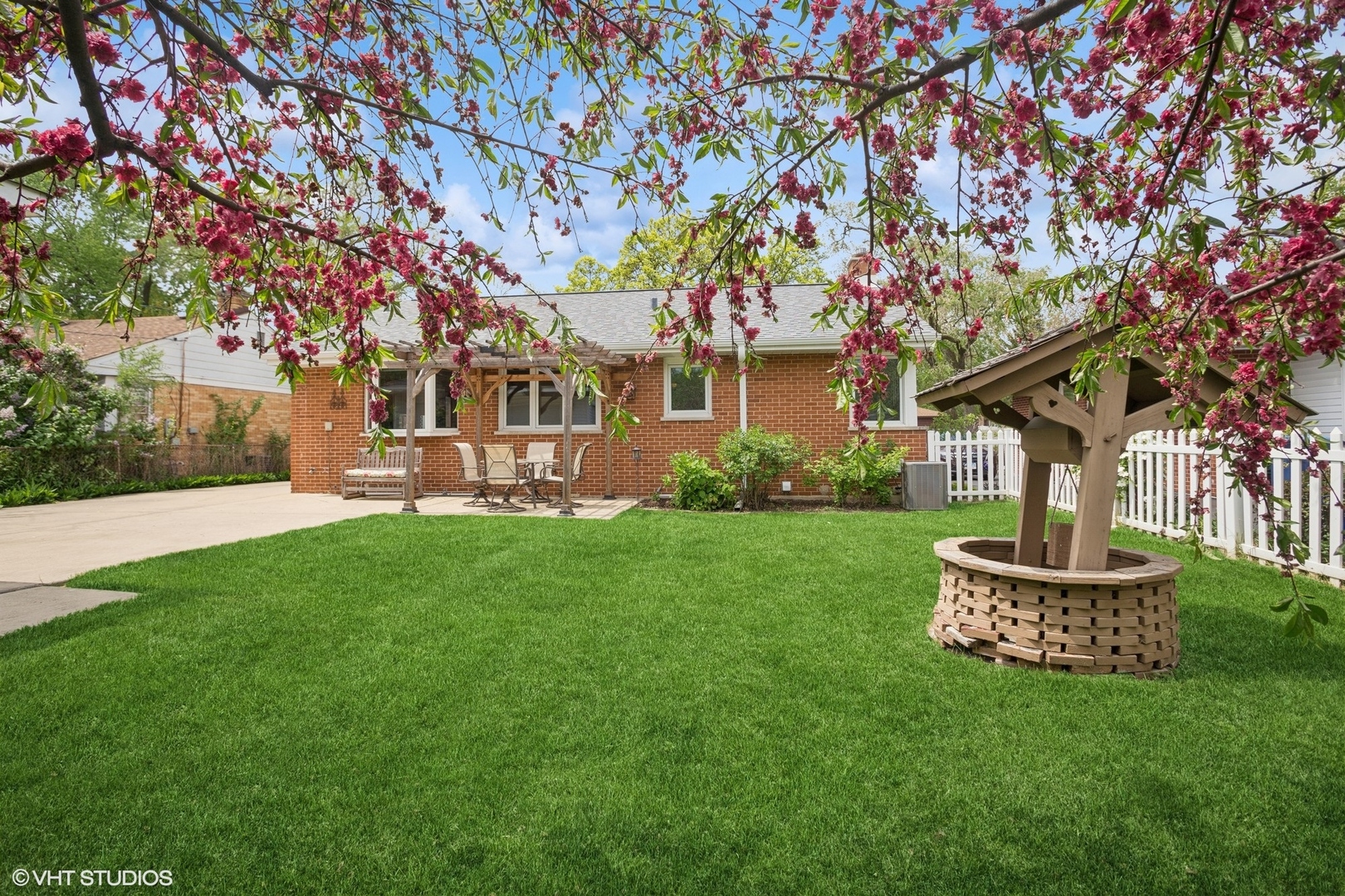43 N Mount Des Plaines, IL 60016 - Photo 21 of 25 a front view of a house with a garden