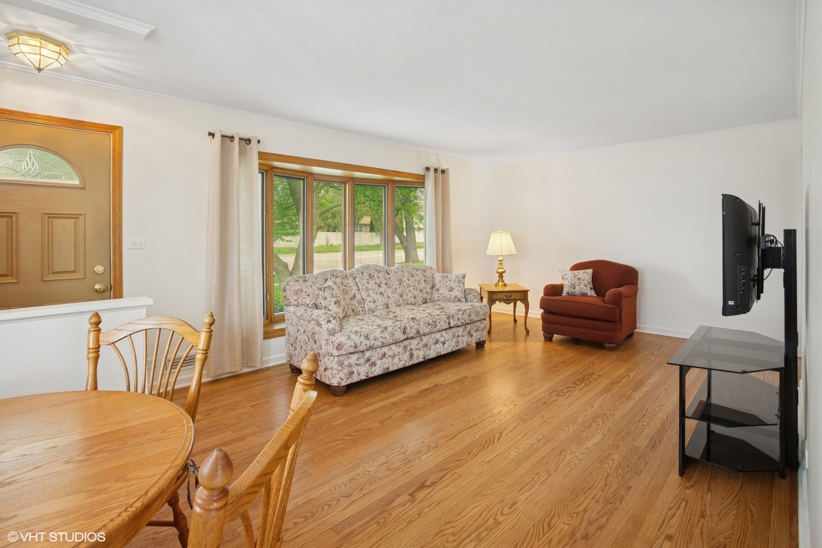 43 N Mount Des Plaines, IL 60016 - Photo 3 of 25 a living room with furniture and a wooden floor