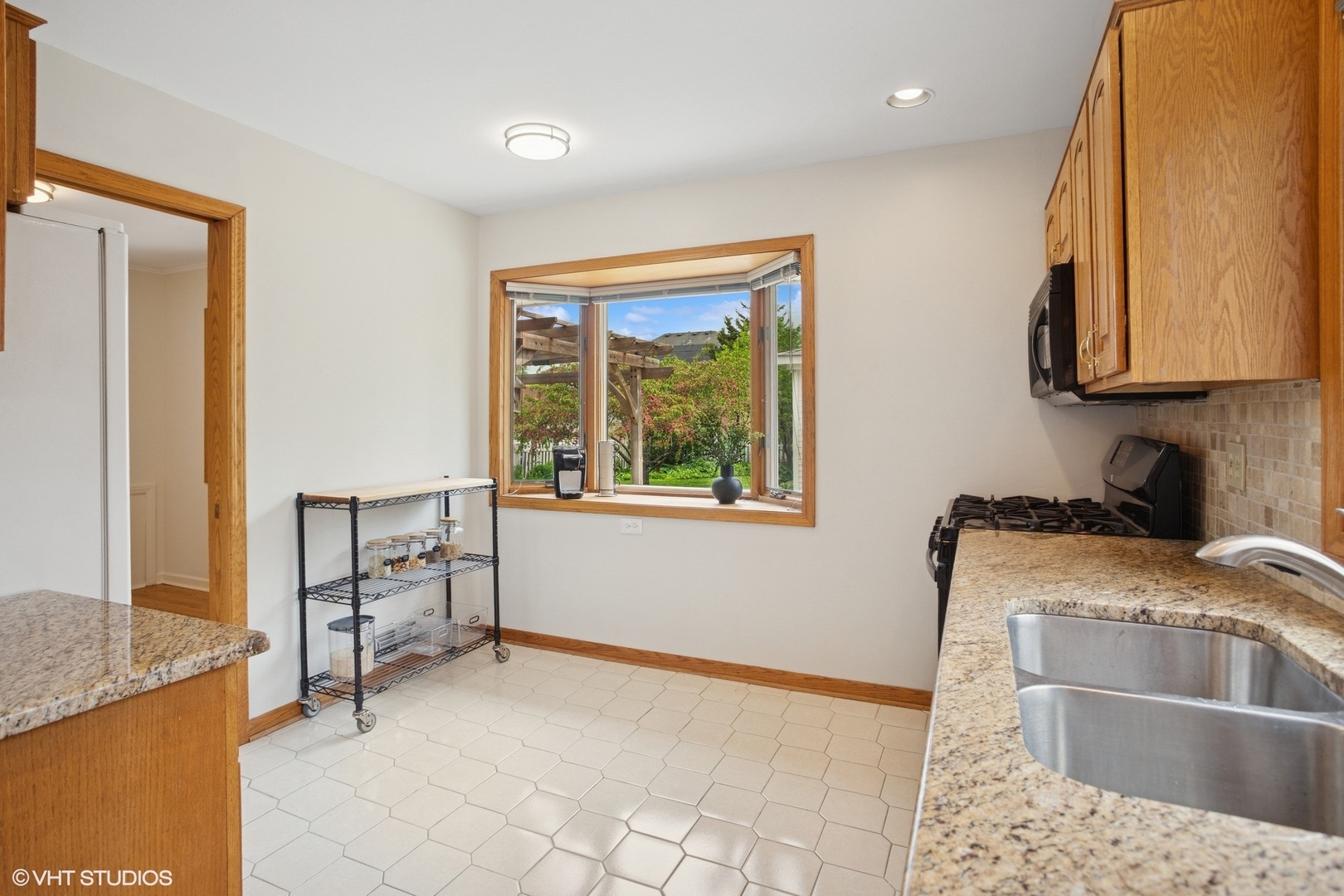 43 N Mount Des Plaines, IL 60016 - Photo 8 of 25 a kitchen that has a sink and a stove in it