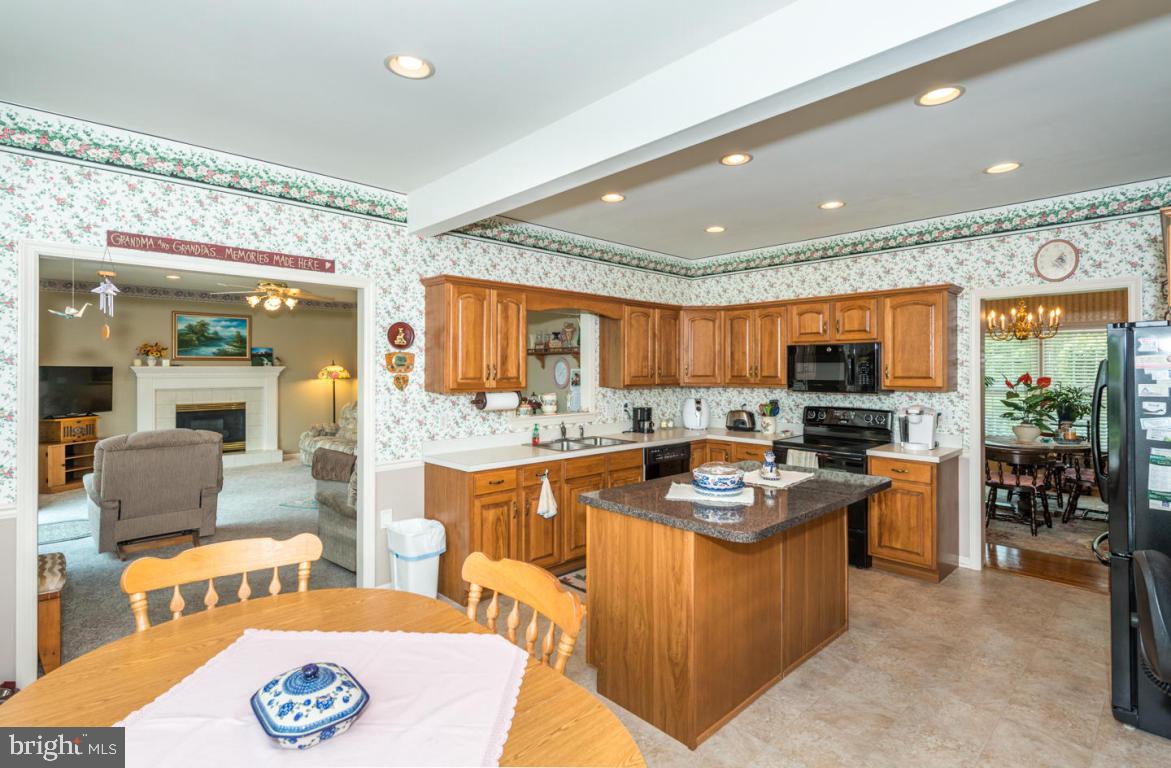 602 North Strickler Road Manheim, PA 17545 - Photo 9 of 37