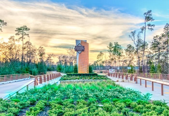 206 Sierra Stream Lane Conroe, TX 77304 - Photo 20 of 28 a view of a garden