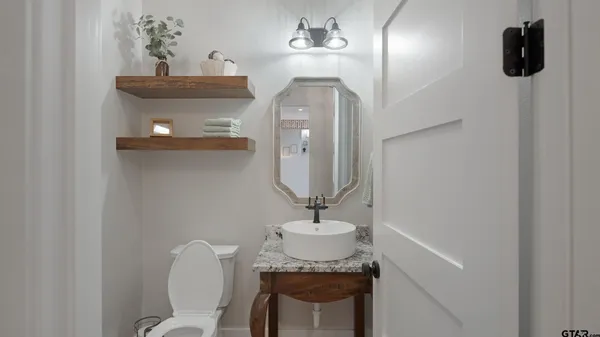 $1,000,000 | 7789 Highway 79, Henderson, TX 75654