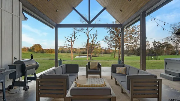 $1,000,000 | 7789 Highway 79, Henderson, TX 75654