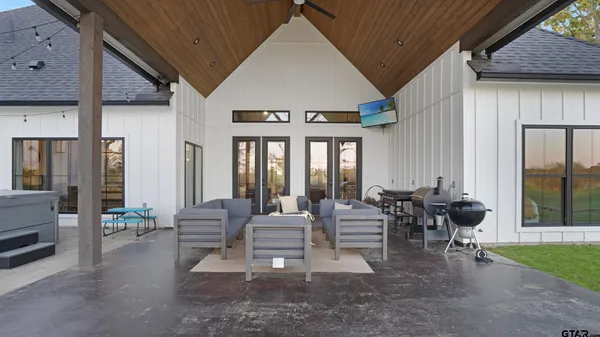 $1,000,000 | 7789 Highway 79, Henderson, TX 75654