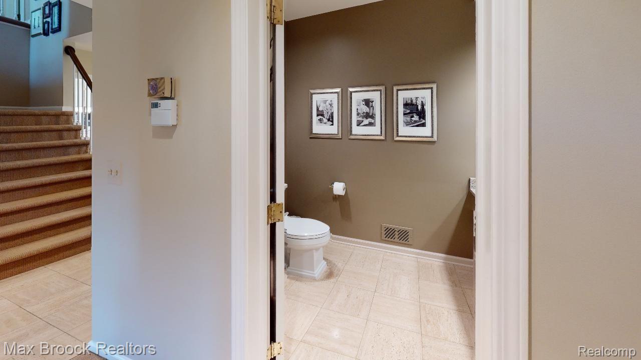4146 Nearbrook Road Bloomfield Hills, MI 48302 - Photo 32 of 67 Half Bath - Main Floor.jpg