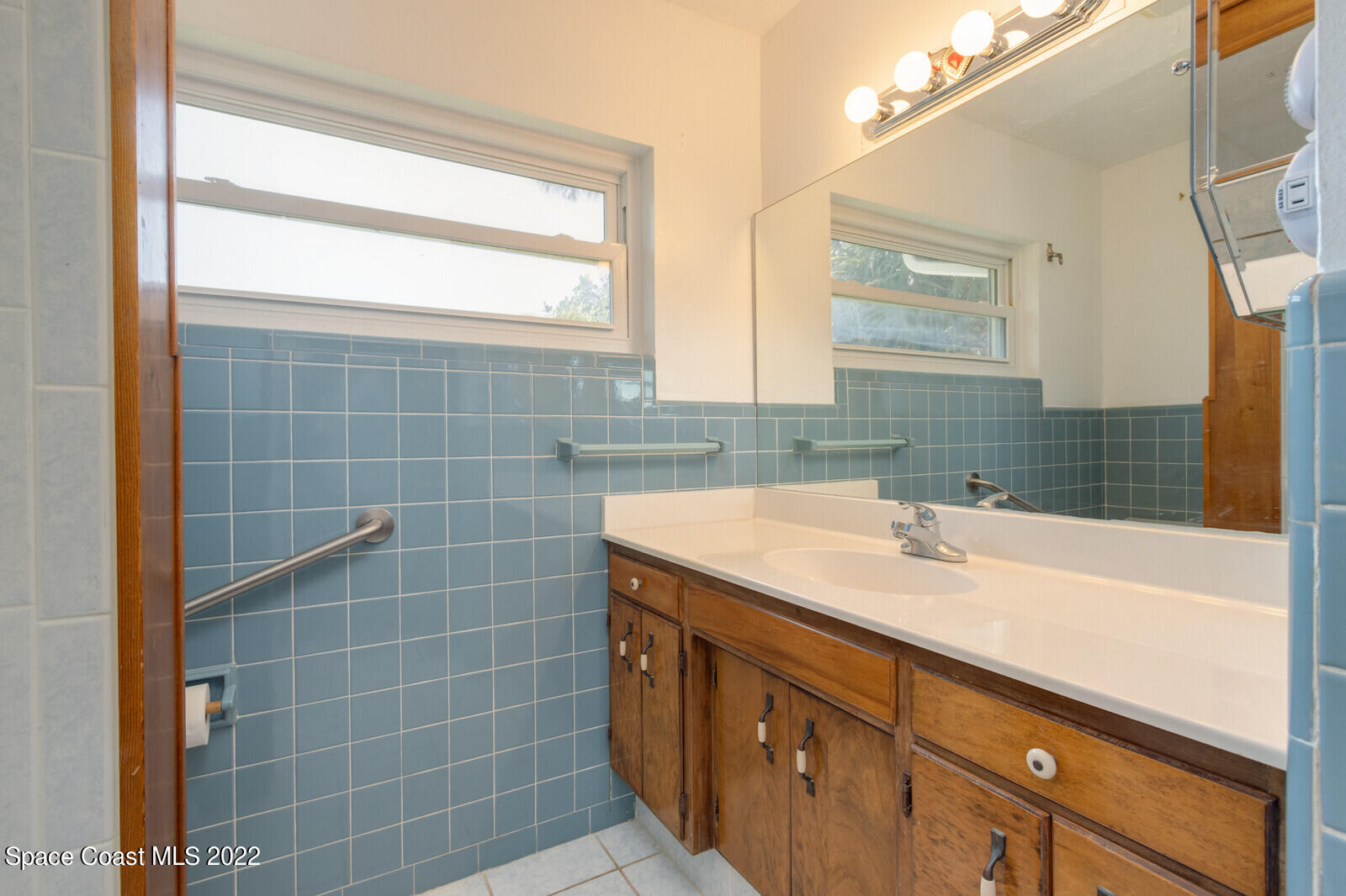 216 Dubber Road Melbourne, FL 32901 - Photo 34 of 39 a bathroom with a sink double vanity and a mirror