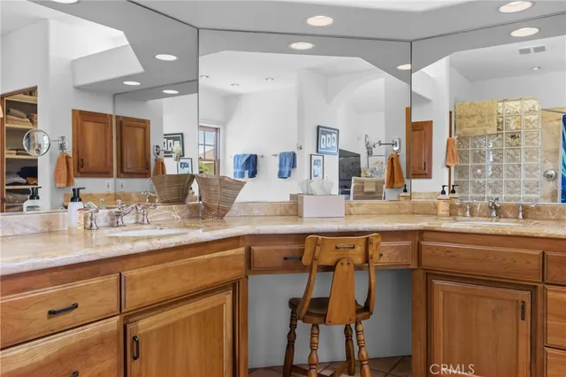 a view of backyard of the house