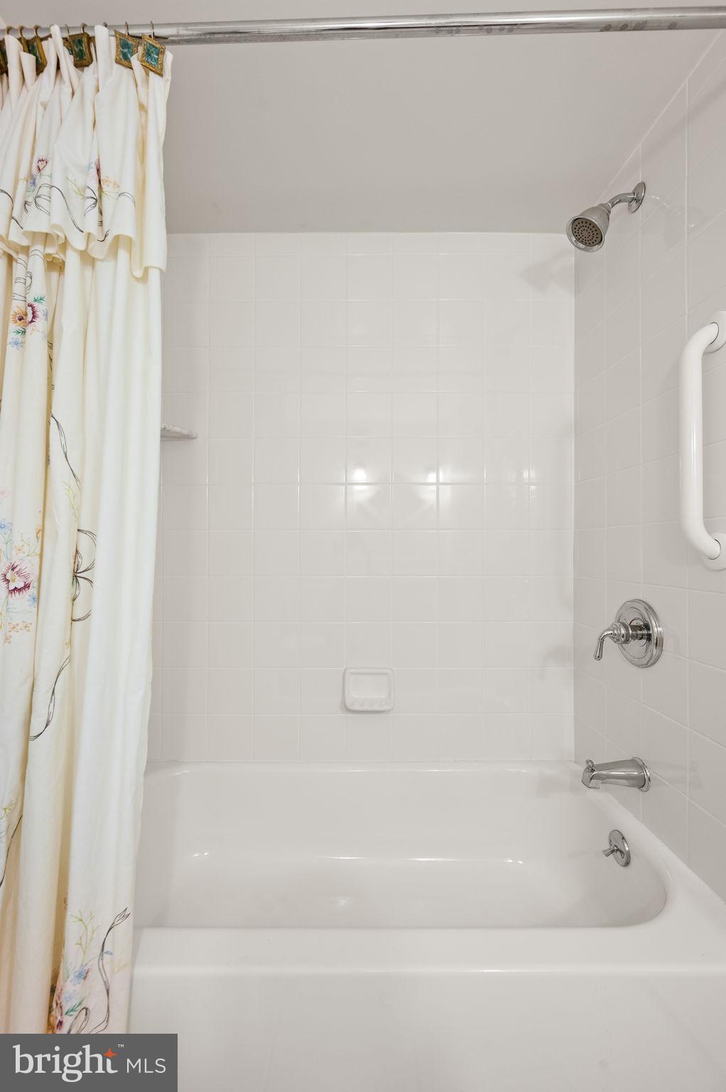 801 Yale Avenue, Unit 1119 Swarthmore, PA 19081 - Photo 16 of 32 Shower tub combination.