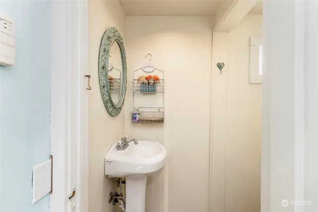 $1,250,000 | 25960 Central Avenue Northeast, Kingston, WA 98346