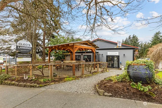 $1,250,000 | 25960 Central Avenue Northeast, Kingston, WA 98346