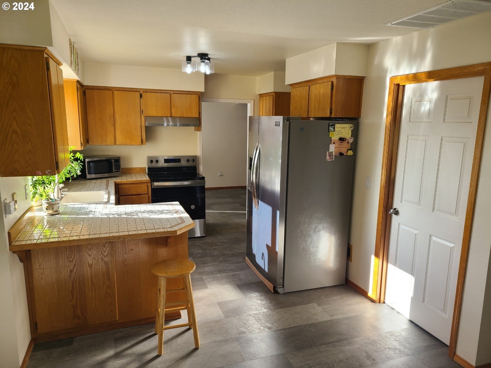 7822 Southwest 171st Place Beaverton, OR 97007 - Photo 8 of 20 a kitchen with stainless steel appliances a refrigerator and a sink