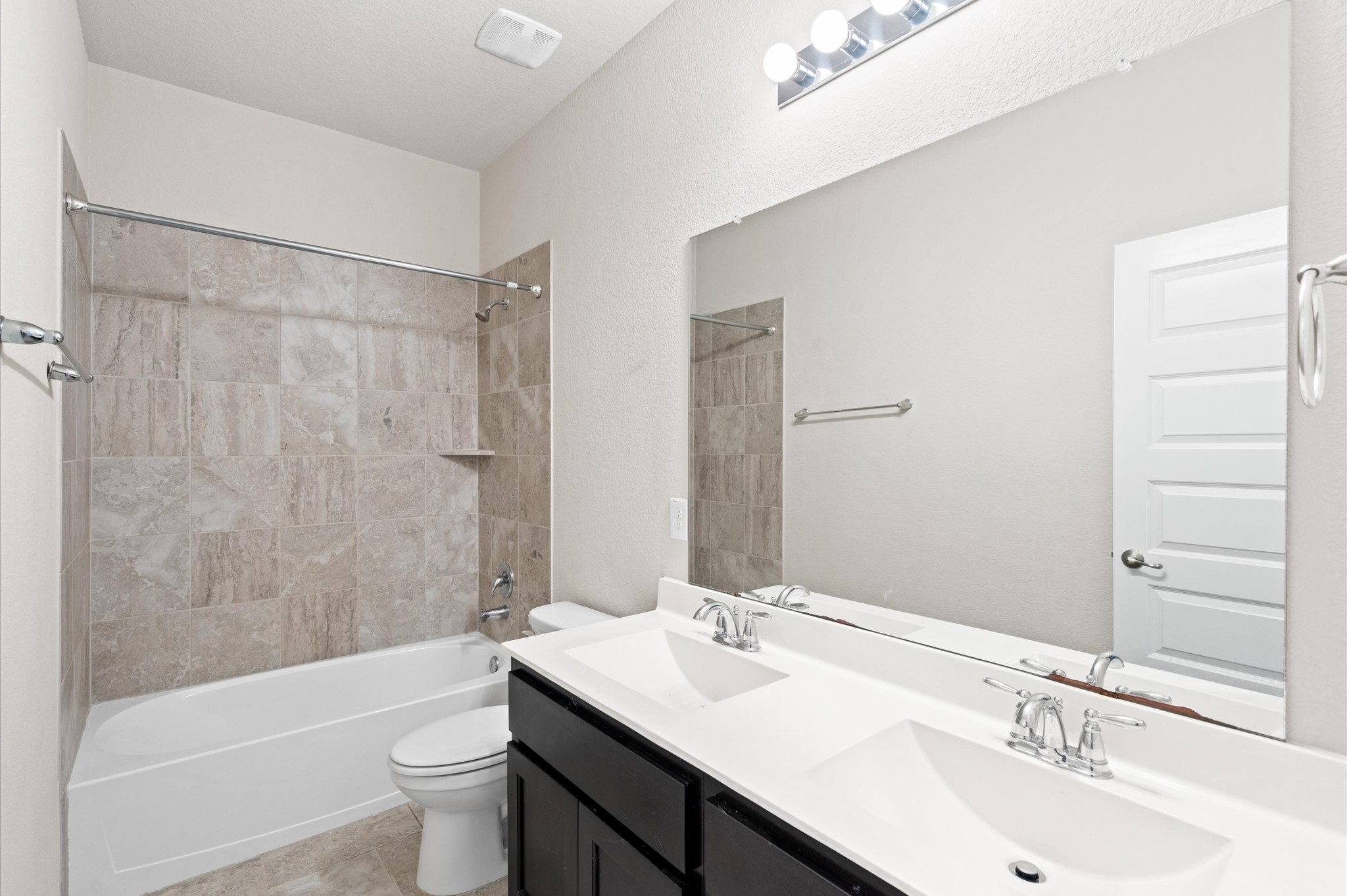 410 Richfish Run Drive Rosenberg, TX 77469 - Photo 22 of 30 Spacious bathroom featuring dual vanities and modern finishes.