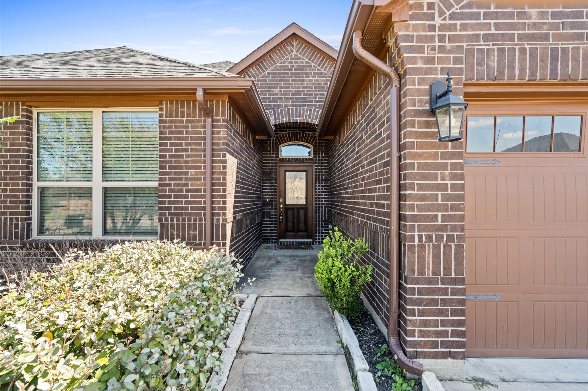 410 Richfish Run Drive Rosenberg, TX 77469 - Photo 4 of 30 Welcome home to a radiant entryway framed by an elegant door with a decorative window, inviting natural light to greet you.