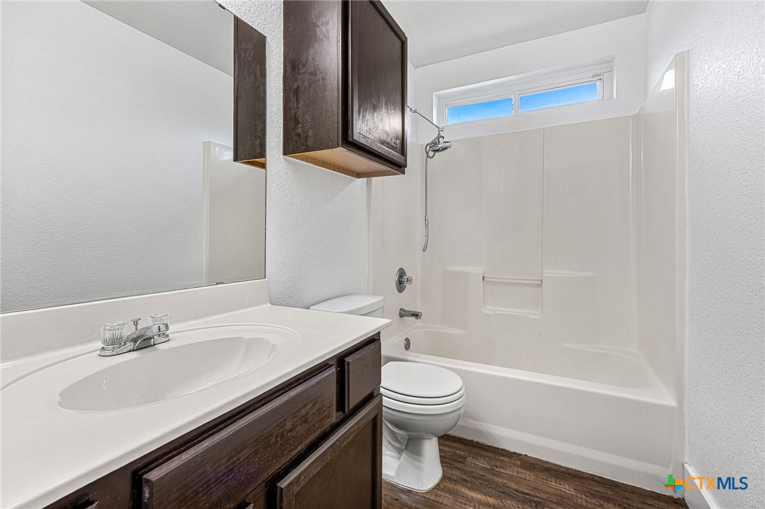 3208 Viewcrest Drive Killeen, TX 76549 - Photo 11 of 15 a bathroom with a sink a toilet and bathtub