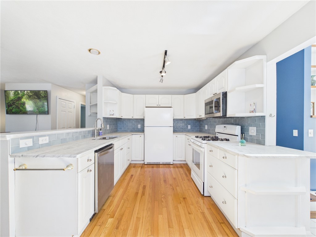 119 Hemlock Road South Kingstown, RI 02879 - Photo 9 of 46