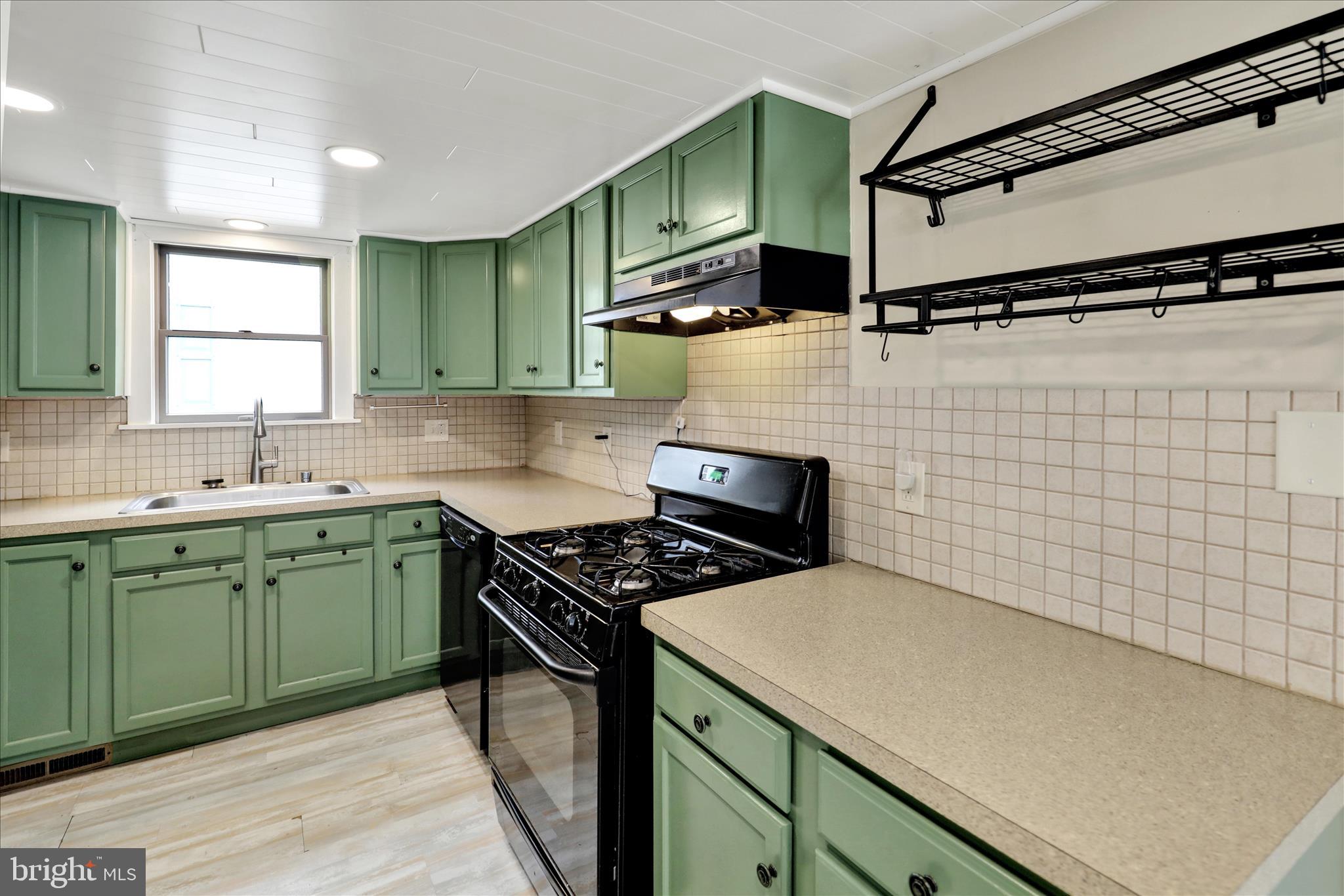 1027 Commonwealth Boulevard Reading, PA 19607 - Photo 11 of 31 Plenty of Cabinets and Counter Space