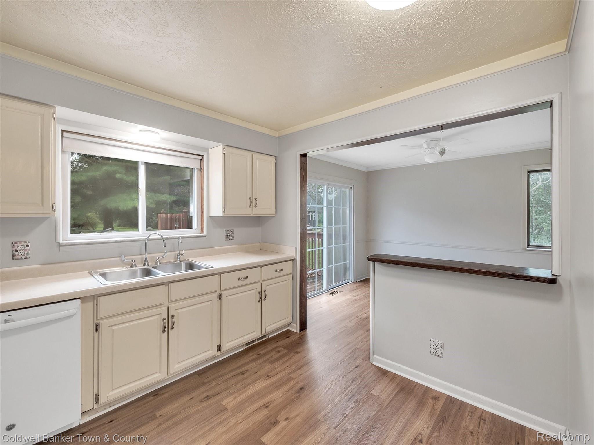 5432 Evans Road Holly, MI 48442 - Photo 11 of 39 Kitchen w/ new LVT flooring and fresh paint!