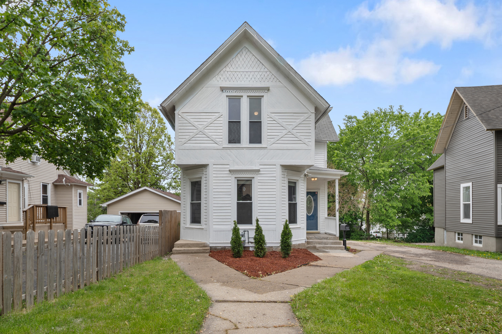 447 Ashland Avenue Elgin, IL 60123 - Photo 1 of 30