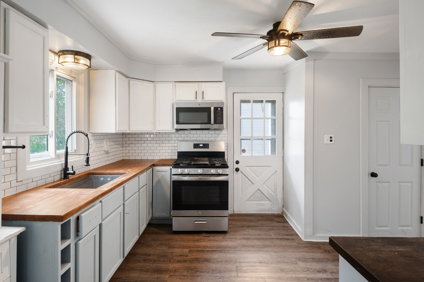 447 Ashland Avenue Elgin, IL 60123 - Photo 9 of 30