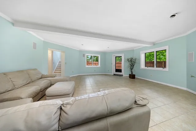 a view of a backyard