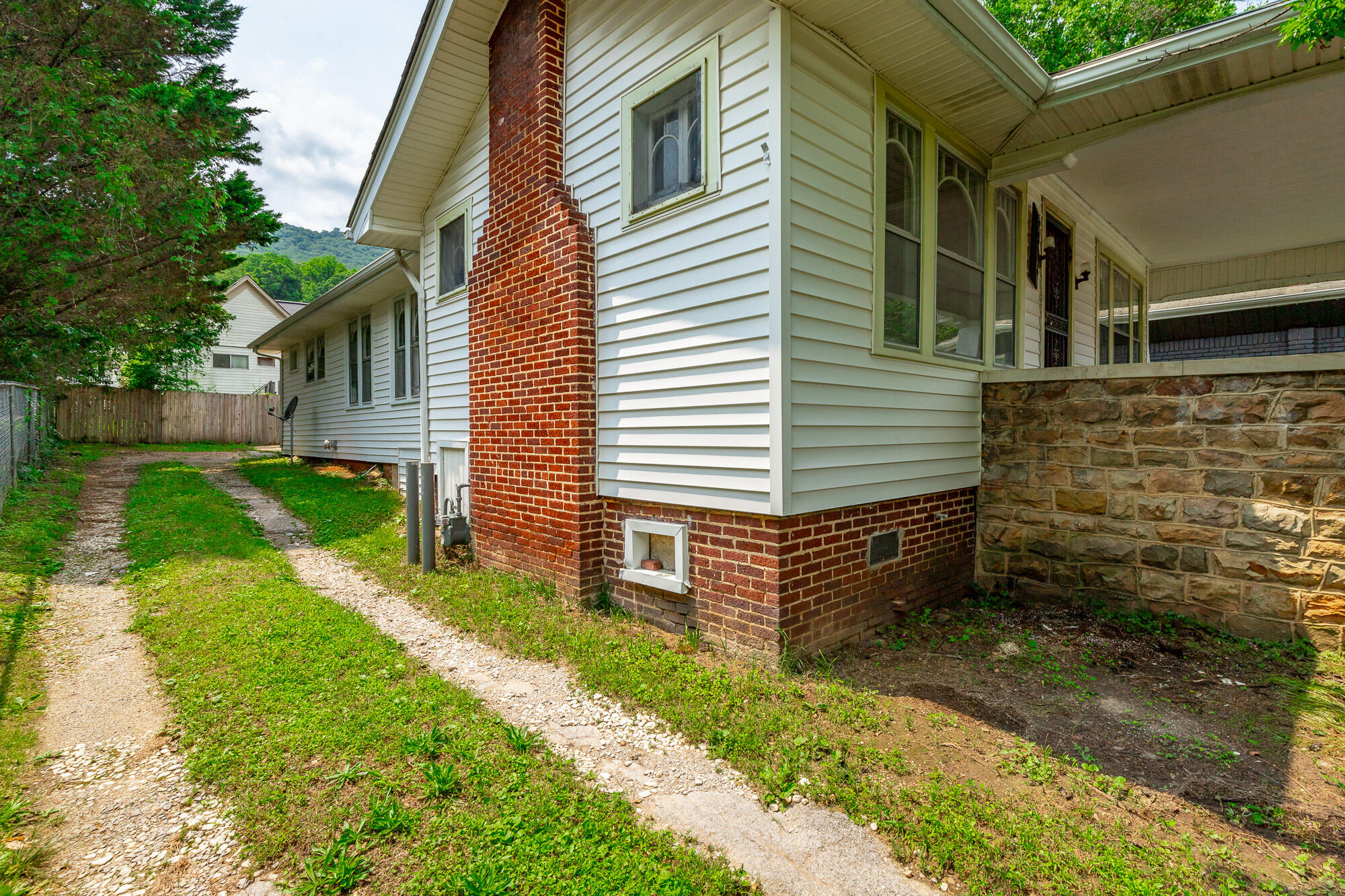 5405 St Elmo Avenue Chattanooga, TN 37409 - Photo 25 of 25 Driveway Main House