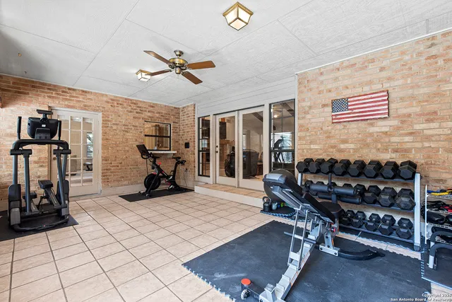 a view of yard with tree