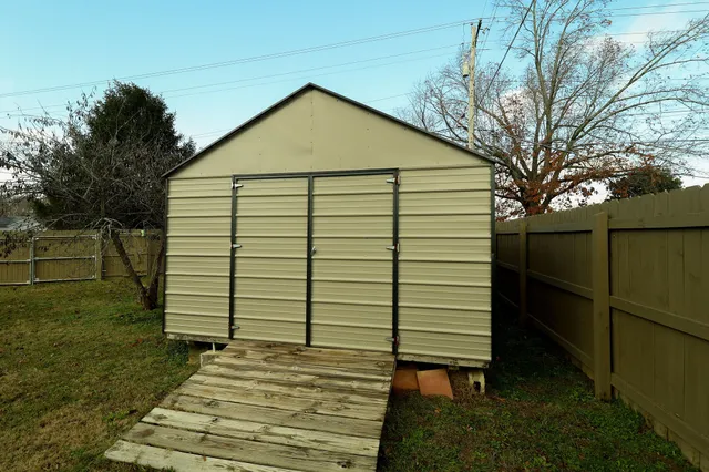 a view of a house with backyard