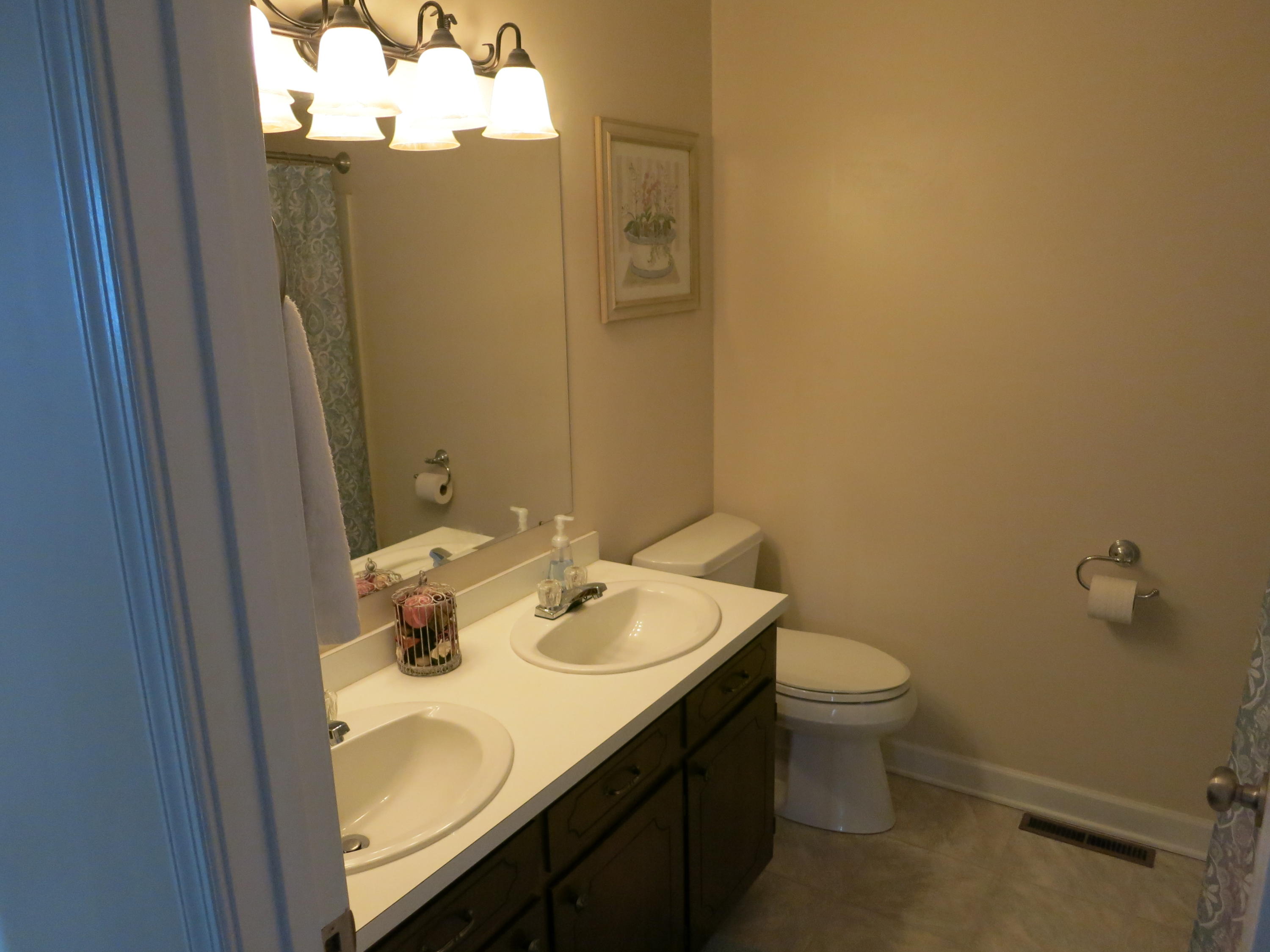 5705 Malvern Road Roanoke, VA 24012 - Photo 20 of 46 Hall Bath