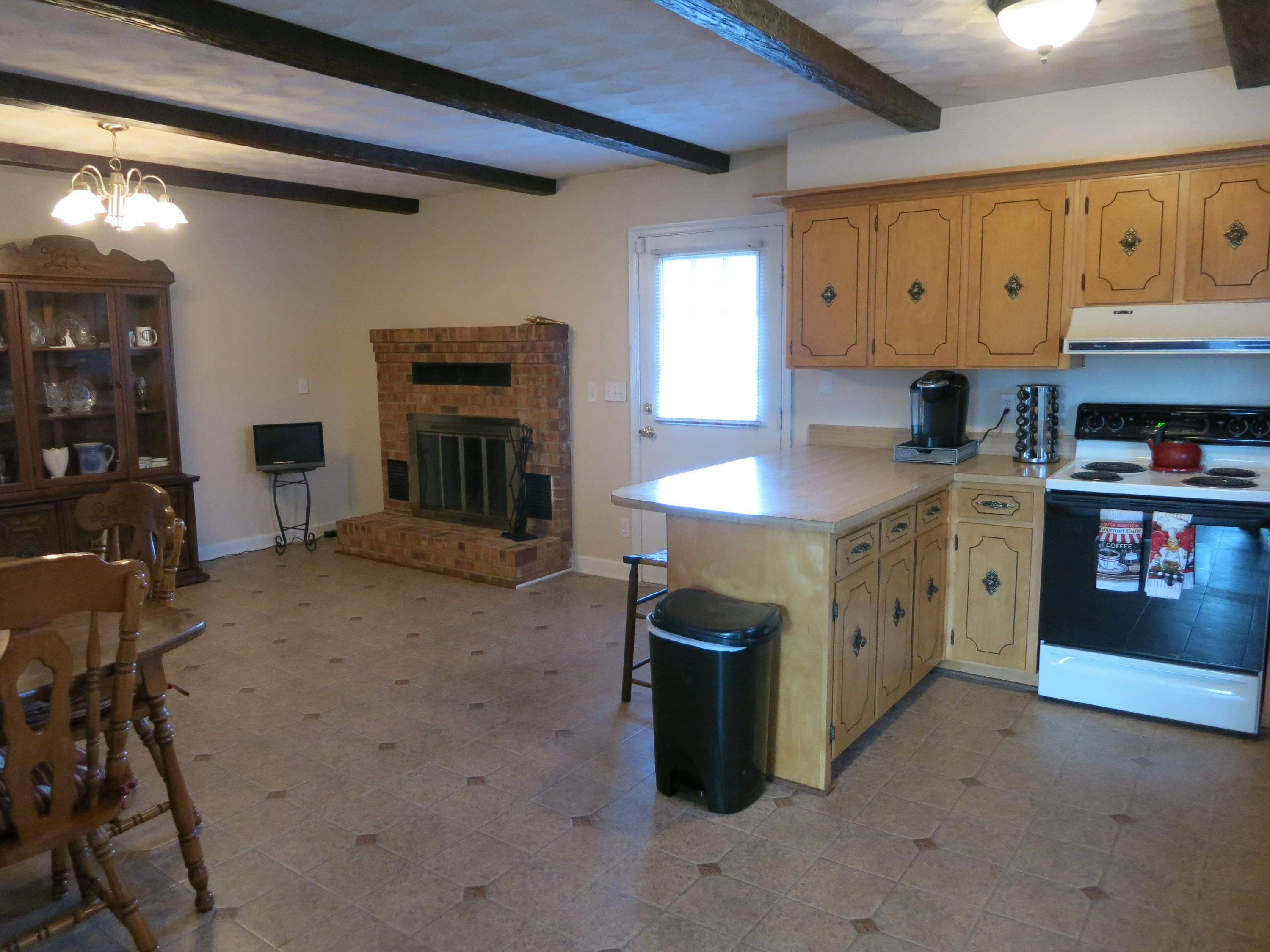 5705 Malvern Road Roanoke, VA 24012 - Photo 9 of 46 Beautiful ceiling beams