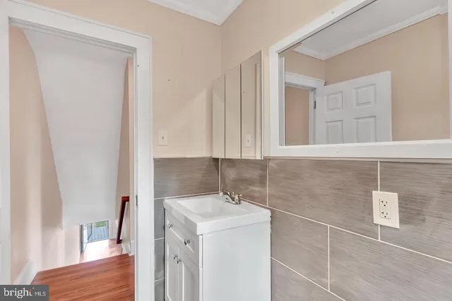 a view of a back yard of the house