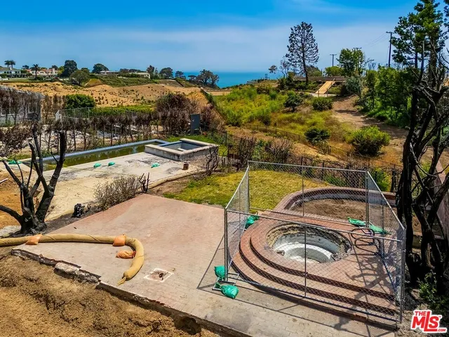 a view of yard with tree