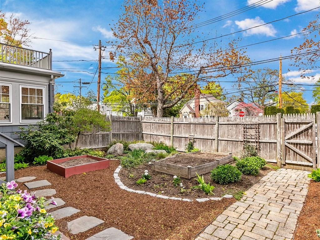 4 Brier Road Boston, MA 02132 - Photo 5 of 34