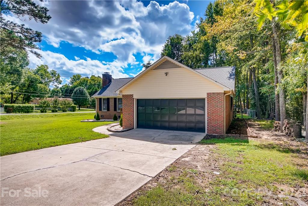 619 Breckenridge Road Kannapolis, NC 28083 - Photo 2 of 33 a front view of a house with a yard and garage