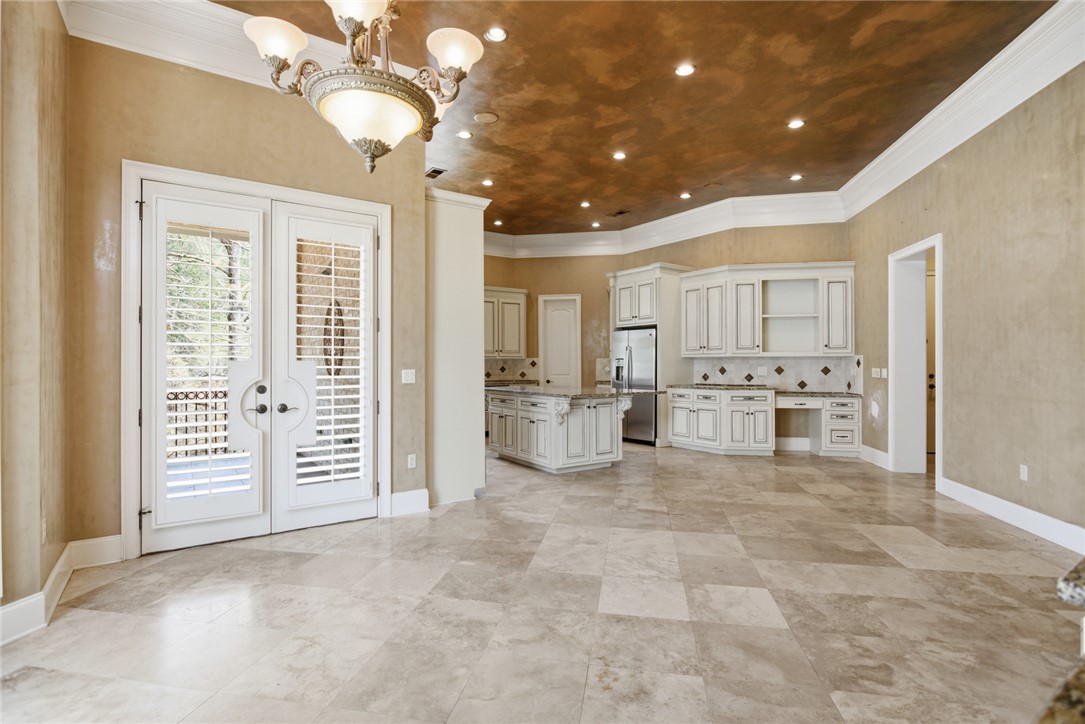 610 Highridge Drive Seneca, SC 29672 - Photo 19 of 50 This expansive kitchen features classic cabinetry, a large island, and durable tile flooring.