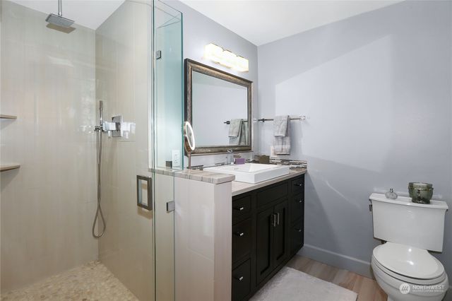 a bedroom with 2 bed and a window