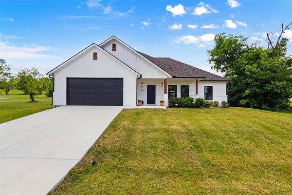 $365,000 | 105 Runaway Bay Drive, Runaway Bay, TX 76426