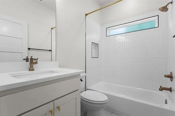 $365,000 | 105 Runaway Bay Drive, Runaway Bay, TX 76426