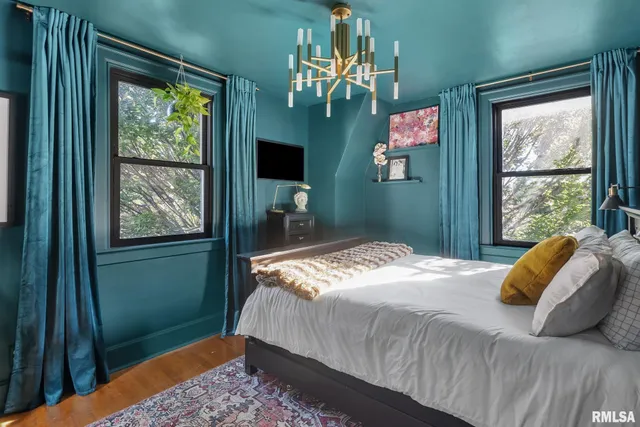 $499,999 | 704 River Drive, Bettendorf, IA 52722