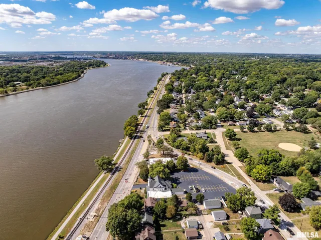 $499,999 | 704 River Drive, Bettendorf, IA 52722