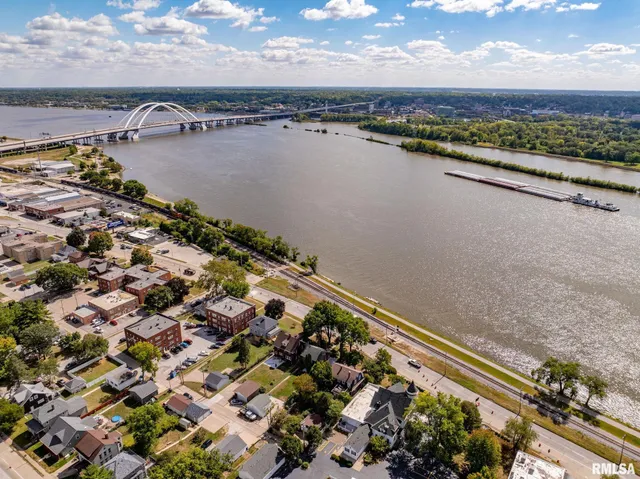 $499,999 | 704 River Drive, Bettendorf, IA 52722