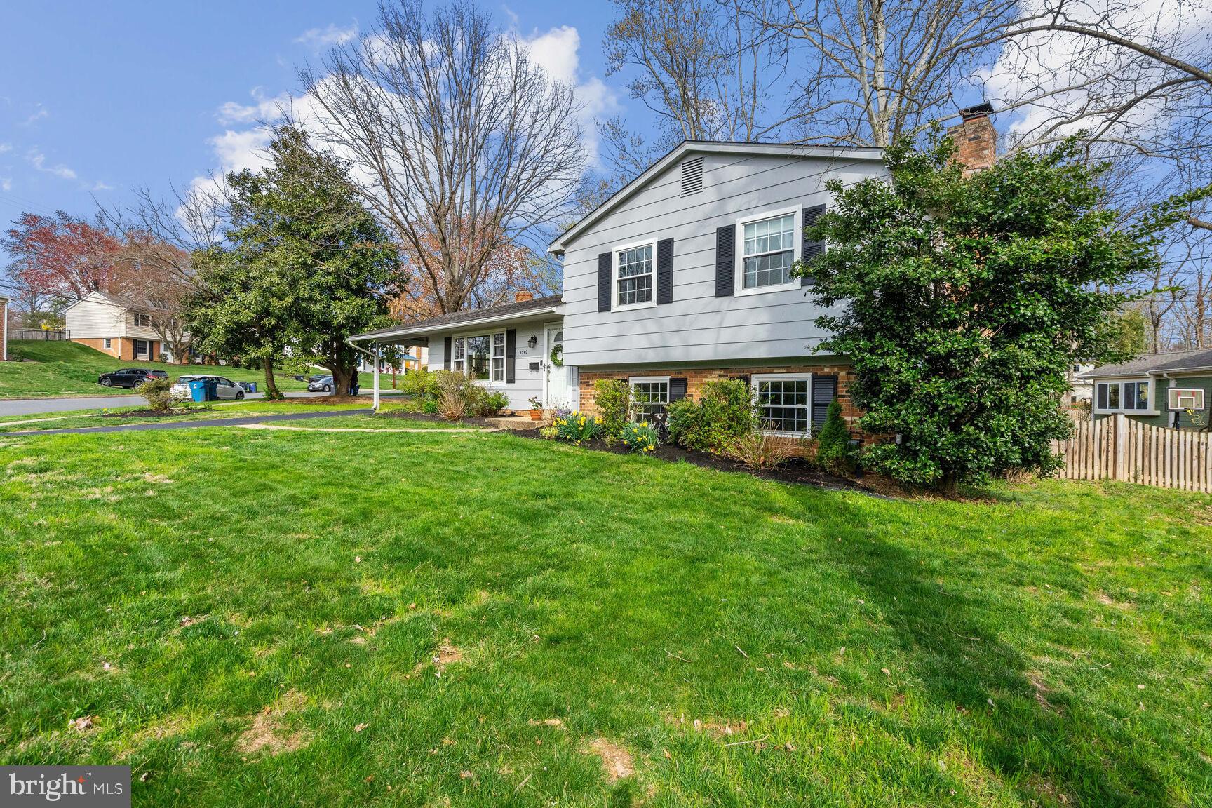 9540 Old Creek Drive Fairfax, VA 22032 - Photo 3 of 36 Large front yard