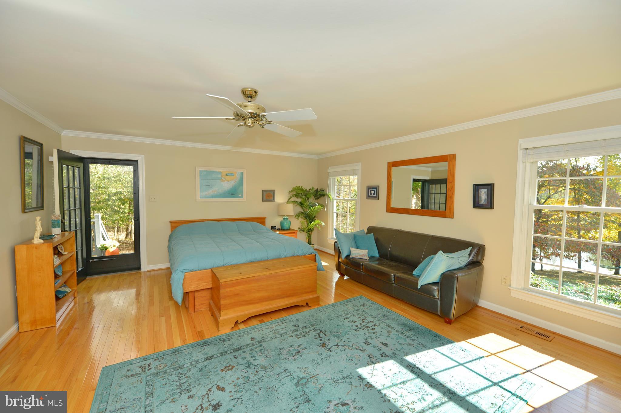 37340 Bolyn Road Purcellville, VA 20132 - Photo 14 of 30 Main Level Master with Private Deck w/pond views