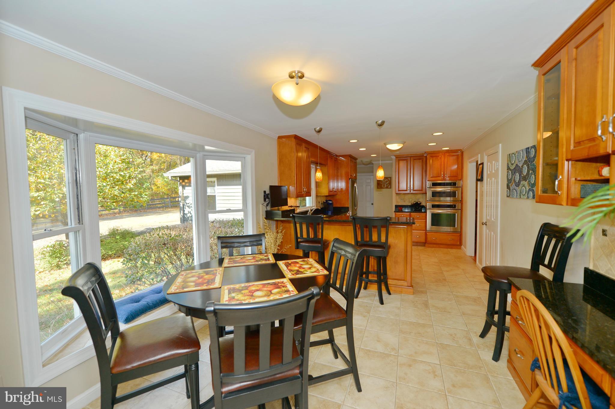 37340 Bolyn Road Purcellville, VA 20132 - Photo 7 of 30 Breakfast Area w/Bay Window & Planning Desk