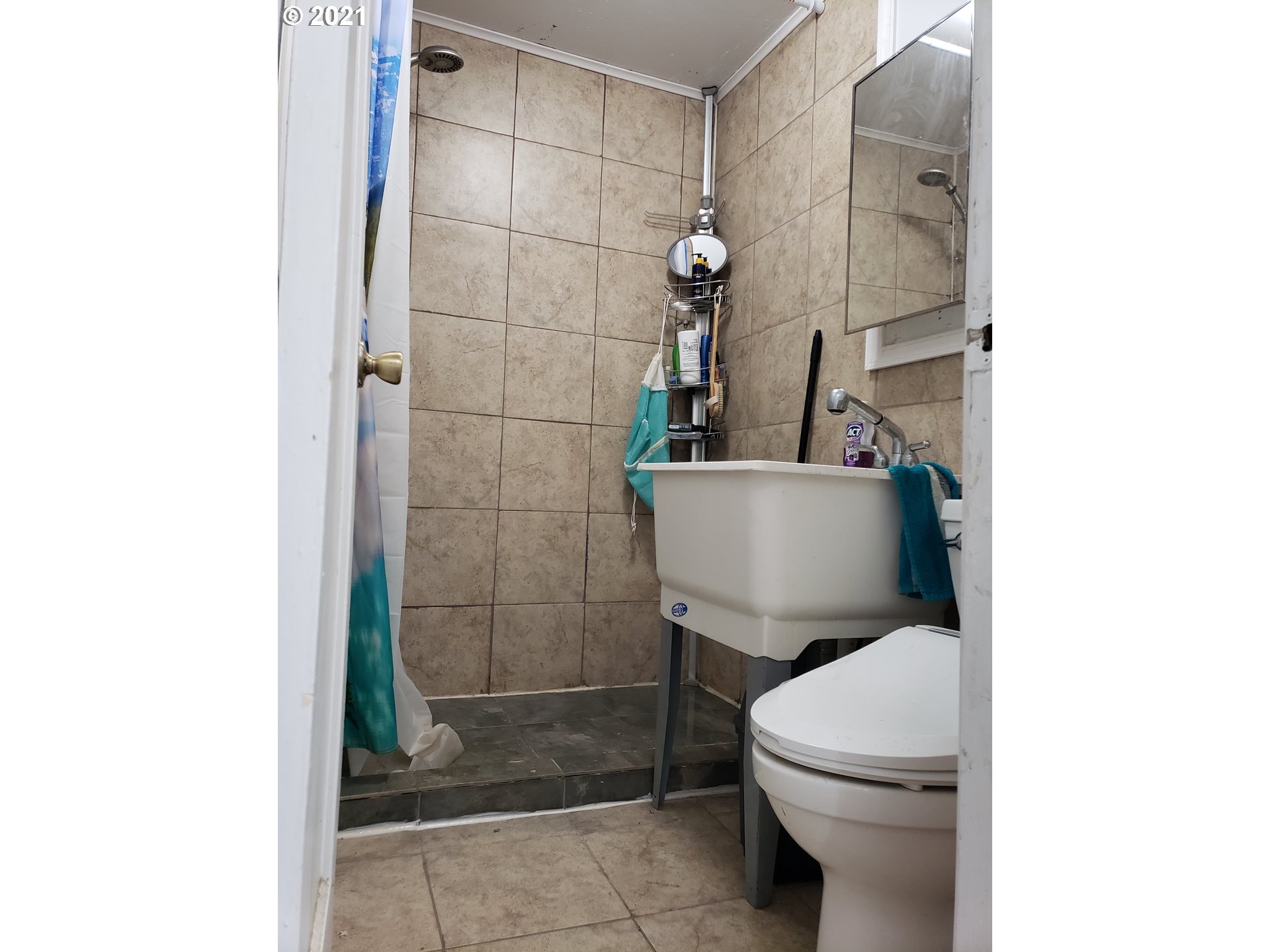 189 33rd Street Springfield, OR 97478 - Photo 14 of 24 a bathroom with a toilet and a shower