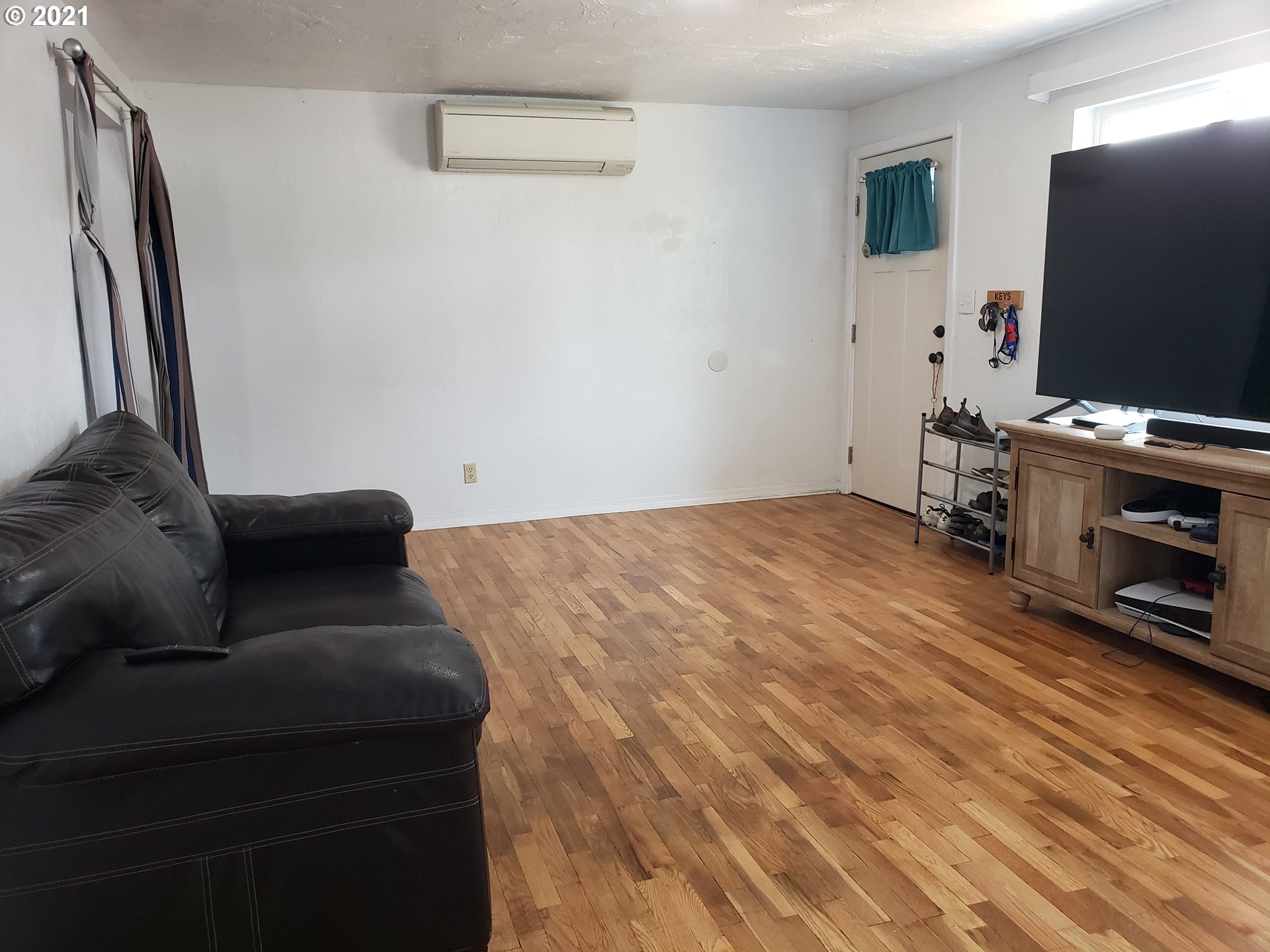 189 33rd Street Springfield, OR 97478 - Photo 3 of 24 a living room with furniture and a flat screen tv