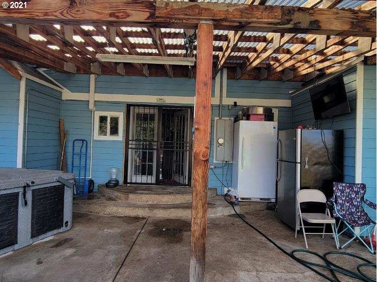 189 33rd Street Springfield, OR 97478 - Photo 22 of 24 a view of a porch with furniture and a refrigerator