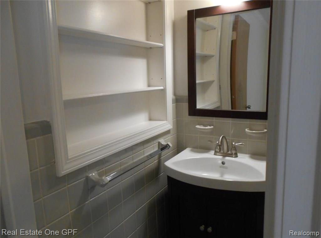 725 Harcourt Road Grosse Pointe, MI 48230 - Photo 16 of 28