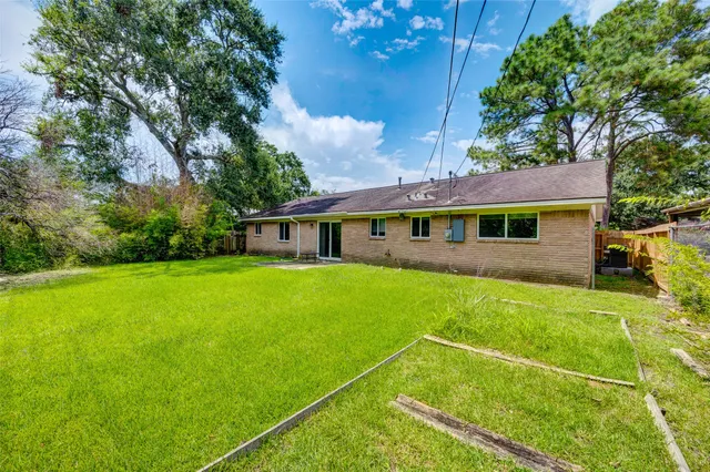 a view of a house with a backyard
